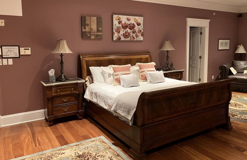 Dufferin Lit Et Petit-Déjeuner | Honeymoon Suite w/private deck over looking St Croix River.