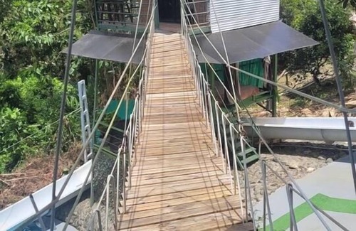 Parrita Maison | Cabane dans les arbres Tarzan Honeymoon - Profitez du coucher de soleil, climatisation, piscine, tyroliennes