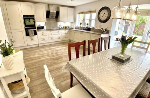 Bourton Maison | Honeystone Cottage sleeps 8 - Bourton on the Water