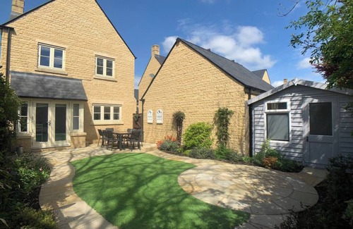 Bourton Maison | Honeystone Cottage sleeps 8 - Bourton on the Water
