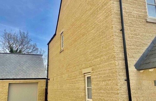 Bourton Maison | Honeystone Cottage sleeps 8 - Bourton on the Water