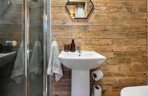 Forres Maison | Honeysuckle Bale Cabin - Uk49073