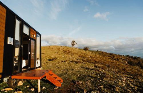 Red Hill Maison | Honeysuckle Hunter's Hut 2 by Tiny Away