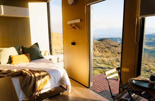 Red Hill Maison | Honeysuckle Hunter's Hut 2 by Tiny Away