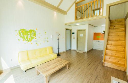Hongcheon Maison | hongceon byeolbicheureuneunmaeul pensyeon