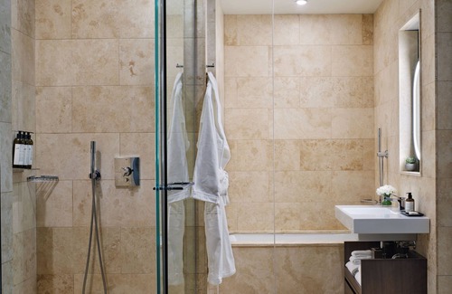 SoHo Hôtel | Horizon Suite at ModernHaus SoHo, Rooftop Swimming Pool, Bring Your Pets!
