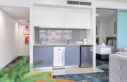 Cairns Central Business District Appartement | Horizons at Harbour Lights Tropical Poolside Flair