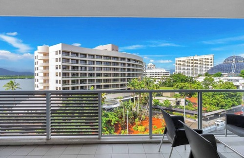 Cairns Central Business District Appartement | Horizons at Harbour Lights Tropical Poolside Flair