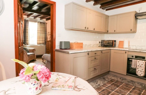 South Cave Cottage | HORSESHOE COTTAGE, pet friendly, with hot tub in South Cave