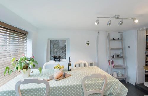 Saham Toney Maison | Horseshoe House - Ukc2743