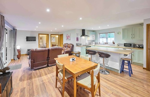 Aldborough Chalet De Ski | Host & Stay | Dovecote View