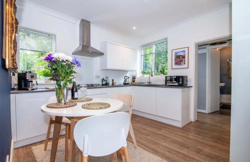 Worcester Maison | Host & Stay - Terrace House on Canal