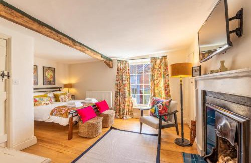 Holt Maison | Host & Stay - The Old Paul Pry