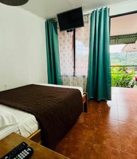 Nuevo Arenal Hôtel | Hostal Nuevo Arenal downtown, private rooms with bathroom