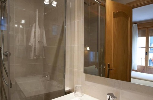 Embajadores Maison | Hostal Zabala