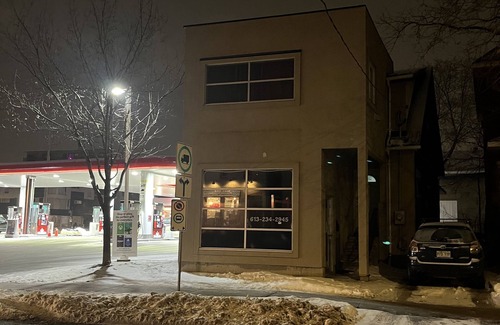 Centretown West Appartement | Hostel Gladstone Ottawa Ontario rooms availability confortable near parliament.