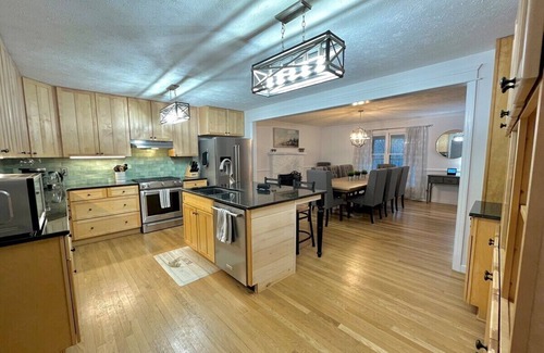 Afton Maison | Hosts groups up to 13; relax with the whole crew at this private, peaceful getaway