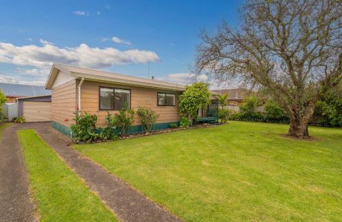 Whitianga Maison | Hosts on the Coast Hibiscus House