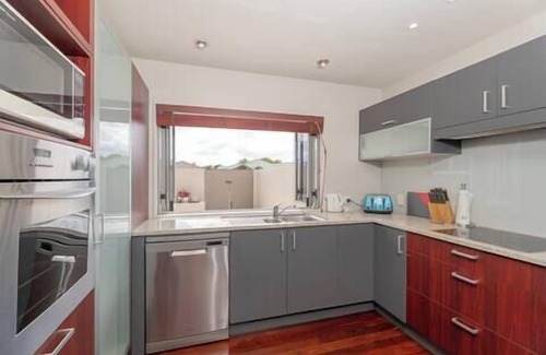 Whitianga Maison | Hosts on the Coast Pelicans Coastal Perch