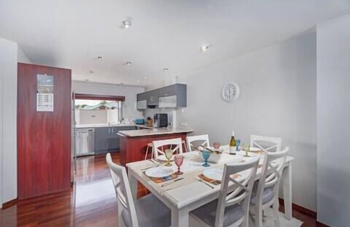 Whitianga Maison | Hosts on the Coast Pelicans Coastal Perch