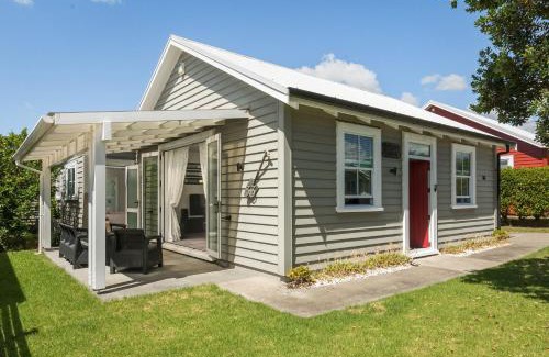 Waihi Beach Maison | Hosts on the Coast Pohtukawa Cottage