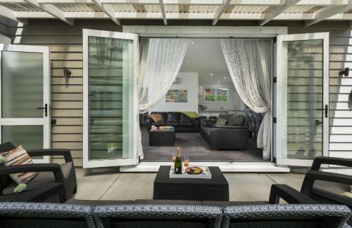 Waihi Beach Maison | Hosts on the Coast Pohtukawa Cottage
