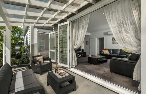 Waihi Beach Maison | Hosts on the Coast Pohtukawa Cottage