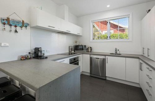 Waihi Beach Maison | Hosts on the Coast Pohtukawa Cottage