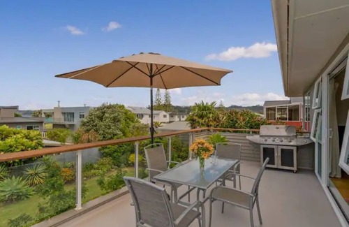 Whitianga Maison | Hosts on the Coast View to Mercury