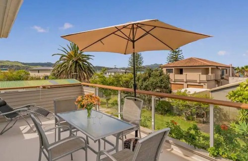 Whitianga Maison | Hosts on the Coast View to Mercury