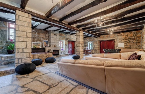 Gondalaes Maison | HostWise - Country Villa w/Pool, Court and Views