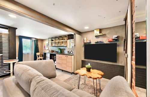 Pittsburgh Maison | ★ HostWise Stays ★ 2 Apartments in 1 - Great Privacy, Beautiful Space!