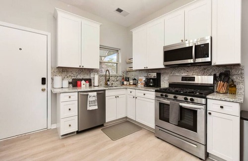 Lawrenceville Maison | ★ HostWise Stays ★ 4 Blocks From UPMC Children's