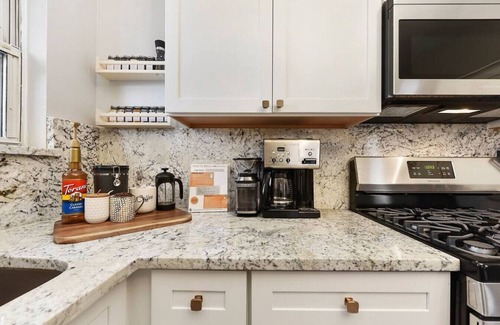 Lawrenceville Maison | ★ HostWise Stays ★ 4 Blocks From UPMC Children's