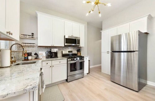 Lawrenceville Maison | ★ HostWise Stays ★ 4 Blocks From UPMC Children's