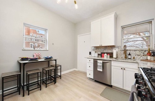 Lawrenceville Maison | ★ HostWise Stays ★ 4 Blocks From UPMC Children's