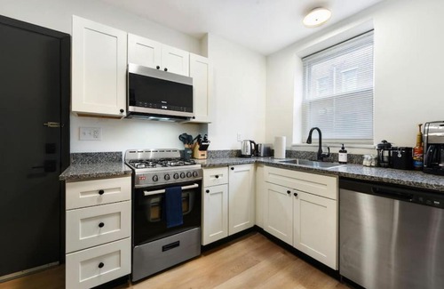 Lower Lawrenceville Appartement | HostWise Stays - Butler St - Private Entrance on Ground Floor - Lower Lawrenceville
