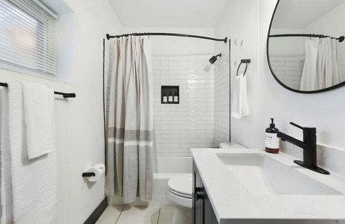 Lower Lawrenceville Appartement | HostWise Stays - Butler St - Private Entrance on Ground Floor - Lower Lawrenceville