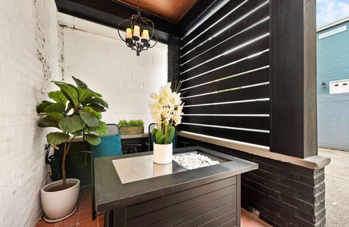 Lawrenceville Maison | ★ HostWise Stays ★ Designer's Dream - Parking - Soaker Tub, Location!