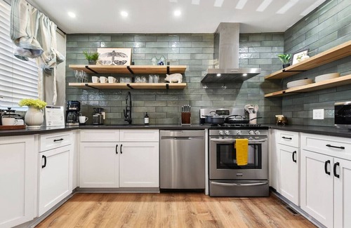 Pittsburgh Maison | ★ HostWise Stays ★ Foxy home, off-street parking, new remodel!