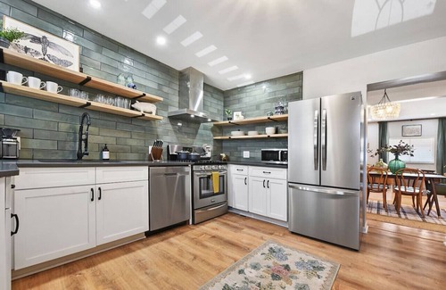 Pittsburgh Maison | ★ HostWise Stays ★ Foxy home, off-street parking, new remodel!