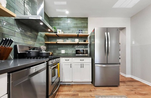 Pittsburgh Maison | ★ HostWise Stays ★ Foxy home, off-street parking, new remodel!