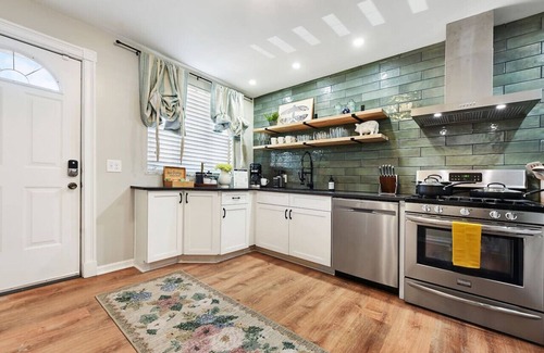 Pittsburgh Maison | ★ HostWise Stays ★ Foxy home, off-street parking, new remodel!