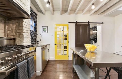 Central Northside Maison | ★ HostWise Stays ★ King Bed Carriage House in Mexican War Streets