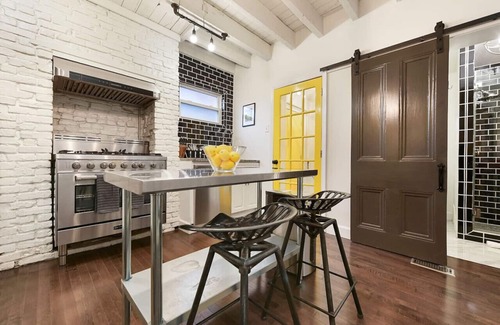 Central Northside Maison | ★ HostWise Stays ★ King Bed Carriage House in Mexican War Streets