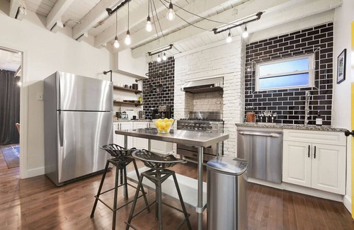 Central Northside Maison | ★ HostWise Stays ★ King Bed Carriage House in Mexican War Streets