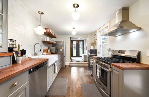 Central Northside Maison | ★ HostWise Stays ★ Off-Street Parking, King Bed, Amazing War Streets!