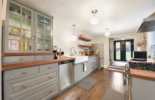 Central Northside Maison | ★ HostWise Stays ★ Off-Street Parking, King Bed, Amazing War Streets!