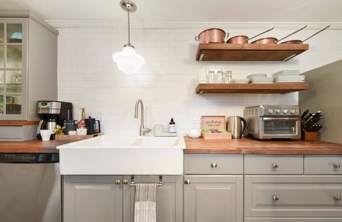 Central Northside Maison | ★ HostWise Stays ★ Off-Street Parking, King Bed, Amazing War Streets!