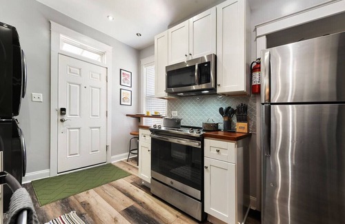 Bloomfield Maison | La Casa Superiore - Large 2nd Floor Apt 2Bed/1Bath